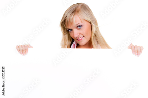 Photo: junge blonde frau präsentiert hinweistafel junge blonde frau präsentiert hinweistafel