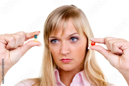 Photo: frau mit tabletten frau mit tabletten