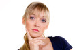 junge frau mit nachdenklichem blick