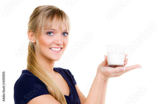 Photo: blonde frau hält ein glas milch blonde frau hält ein glas milch