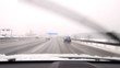 Abfahrt von Autobahn bei schlechtem Wetter