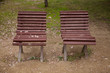 Foto: zwei alte Holzstühle im Park zwei alte Holzstühle im Park