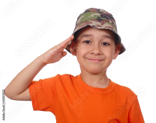 Foto: boy in camouflage hat saluting, isolated boy in camouflage hat saluting, isolated