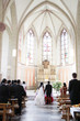 hochzeitspaar am traualtar