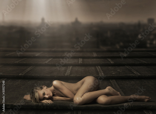 Foto: Beautiful naked woman laying Beautiful naked woman laying