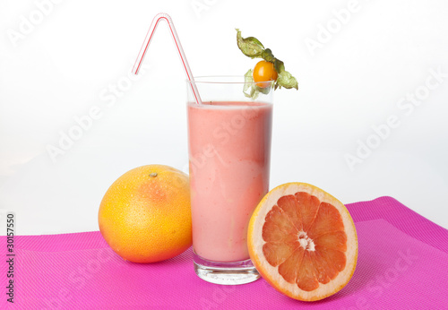 Foto: Trinkjoghurt Graipefruit , Pampelmuse, Grapefruitshake im Glas Trinkjoghurt Graipefruit , Pampelmuse, Grapefruitshake im Glas