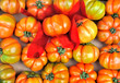 Cassetta di pomodori al mercato
