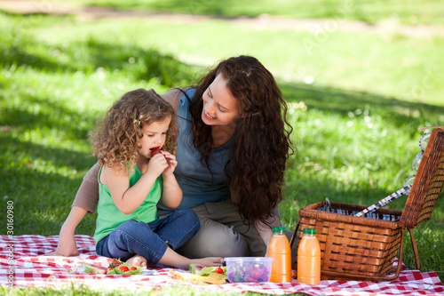 Foto: Mother and her daughter picnicking Mother and her daughter picnicking