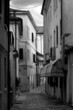 via tra le case di città
