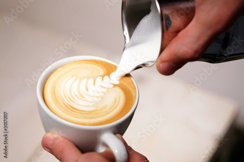 Foto: Cappuccino - Milch wird eingegossen Cappuccino - Milch wird eingegossen