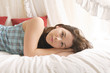 Foto: Junges Mädchen im Bett und träumt Junges Mädchen im Bett und träumt
