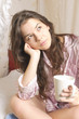 Foto: Mädchen mit Kaffeebecher im Bett Mädchen mit Kaffeebecher im Bett