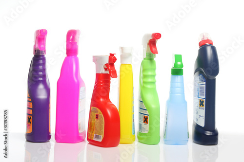 Photo: Viele bunte Putzmittel in Plastikflaschen Viele bunte Putzmittel in Plastikflaschen