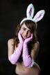 Foto: Cute young female wearing bunny ears Cute young female wearing bunny ears