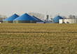 Biogasanlage mit Windkraftraedern Biogasanlage mit Windkraftraedern