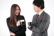 コーヒーを飲みながら会話する男性と女性