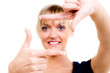 blonde frau nimmt maß mit den fingern