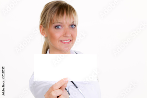 Photo: arzt präsentiert werbeschild arzt präsentiert werbeschild