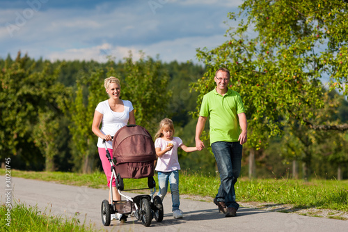 Photo: Familie mit Kindern auf Spaziergang Familie mit Kindern auf Spaziergang