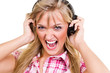junge frau hört laute musik
