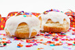 Berliner mit Zuckerguss und Konfetti