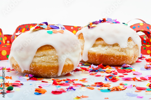 Foto: Berliner mit Zuckerguss und Konfetti Berliner mit Zuckerguss und Konfetti