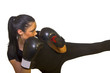 Frau beim Kickboxen als Selbstverteidigung