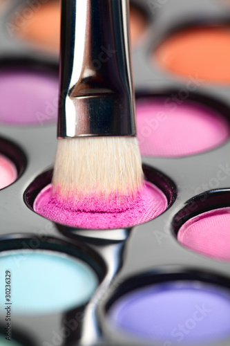 Photo : eyeshadow set with makeup brush picking up color eyeshadow set with makeup brush picking up color
