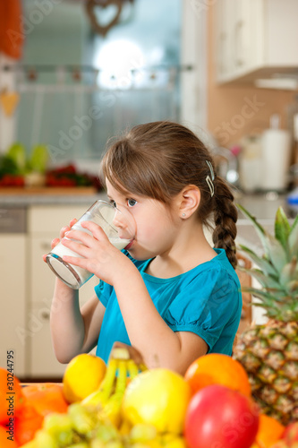 Photo: Kind trinkt Milch Kind trinkt Milch