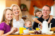 Foto: Familie beim Frühstück Familie beim Frühstück