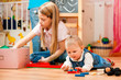 Kinder spielen daheim