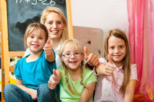 Foto: Mutter mit ihren Schulkindern Mutter mit ihren Schulkindern