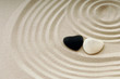 Steine als Herz im Sand mit Spuren Steine als Herz im Sand mit Spuren