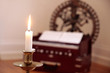 Kerze und Harmonium