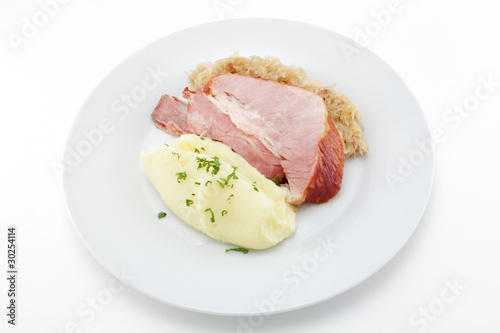 Photo: Kasseler Rippenspeer, Sauerkraut, Kartoffelpüree Kasseler Rippenspeer, Sauerkraut, Kartoffelpüree