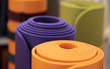 Aufgerollte Yogamatten