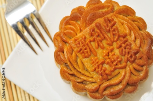 Foto: Mooncake on white plate Mooncake on white plate
