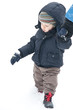 enfant marchant dans la neige