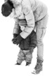 Mère et son enfant dans la neige