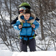Mère et son fils en randonnée hivernale