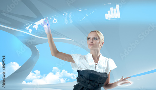 Foto: Attractive blonde touching the virtual future interface Attractive blonde touching the virtual future interface