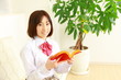 Foto: High school girl reads book/本を読む女子高生 High school girl reads book/本を読む女子高生