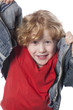 Photo: enfant se cachant avec sa veste en jeans enfant se cachant avec sa veste en jeans
