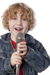 Photo: jeune garçon drôle parlant au micro jeune garçon drôle parlant au micro