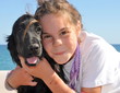 fillette et son chien cocker spaniel anglais en bord de mer fillette et son chien cocker spaniel anglais en bord de mer
