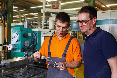 Foto: instructor and trainee with caliper rule 01 instructor and trainee with caliper rule 01