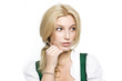 Mädchen im Dirndl schaut zur Seite