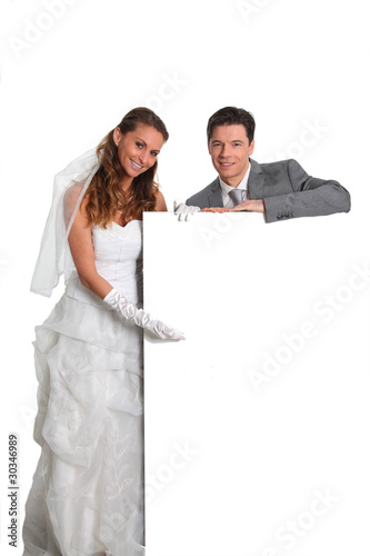 Foto: Bride and groom holding whiteboard Bride and groom holding whiteboard