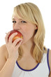 Junge Frau beisst in Apfel