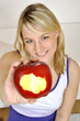 Junge Frau isst Apfel